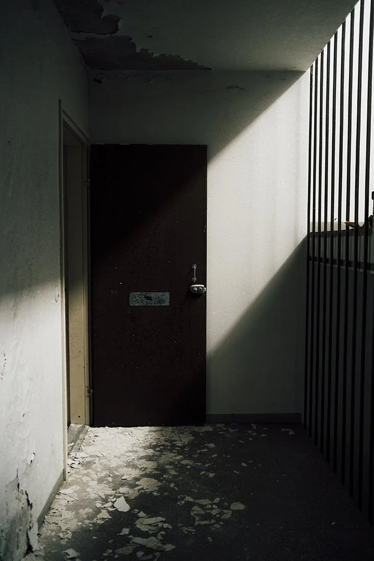 Ovi hylätyssä kerrostalossa. Valokuvia Keuruulta