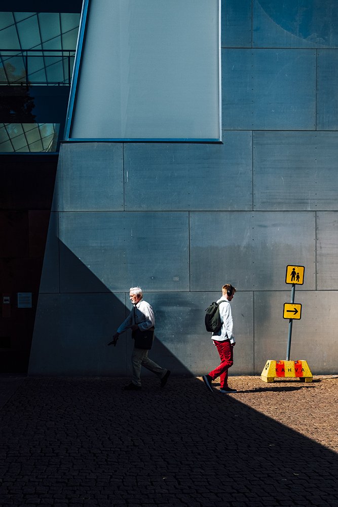 Valokuvia Helsingistä. Miehet Kiasmalla.