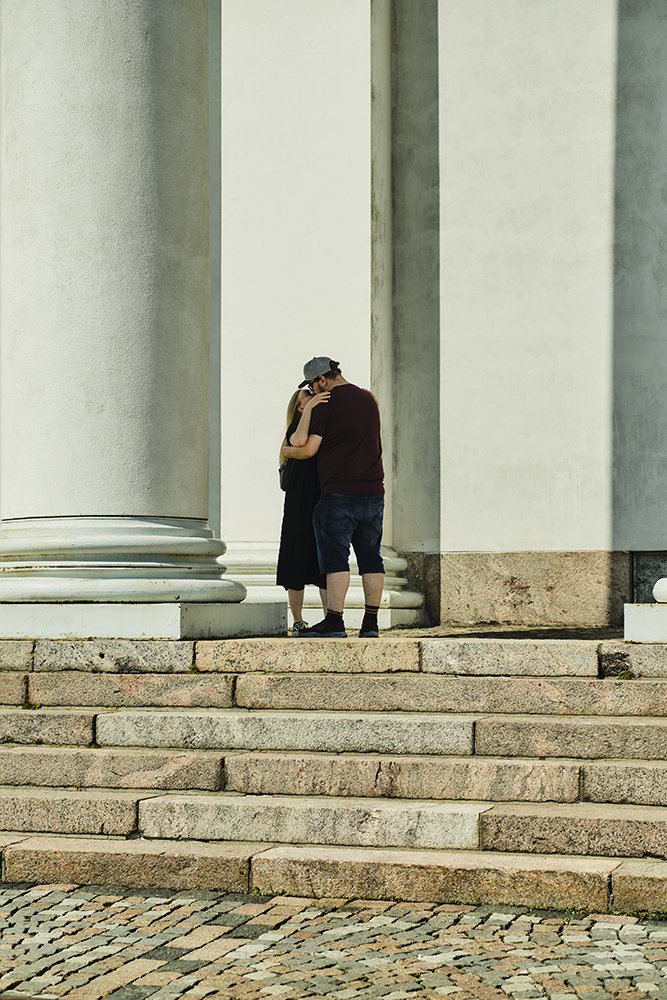 Suutelua Senaatintorilla. Kuvia Helsingistä.