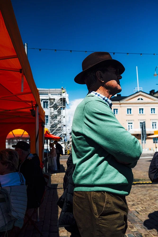 Mies Kauppatorilla. Kuvia Helsingistä