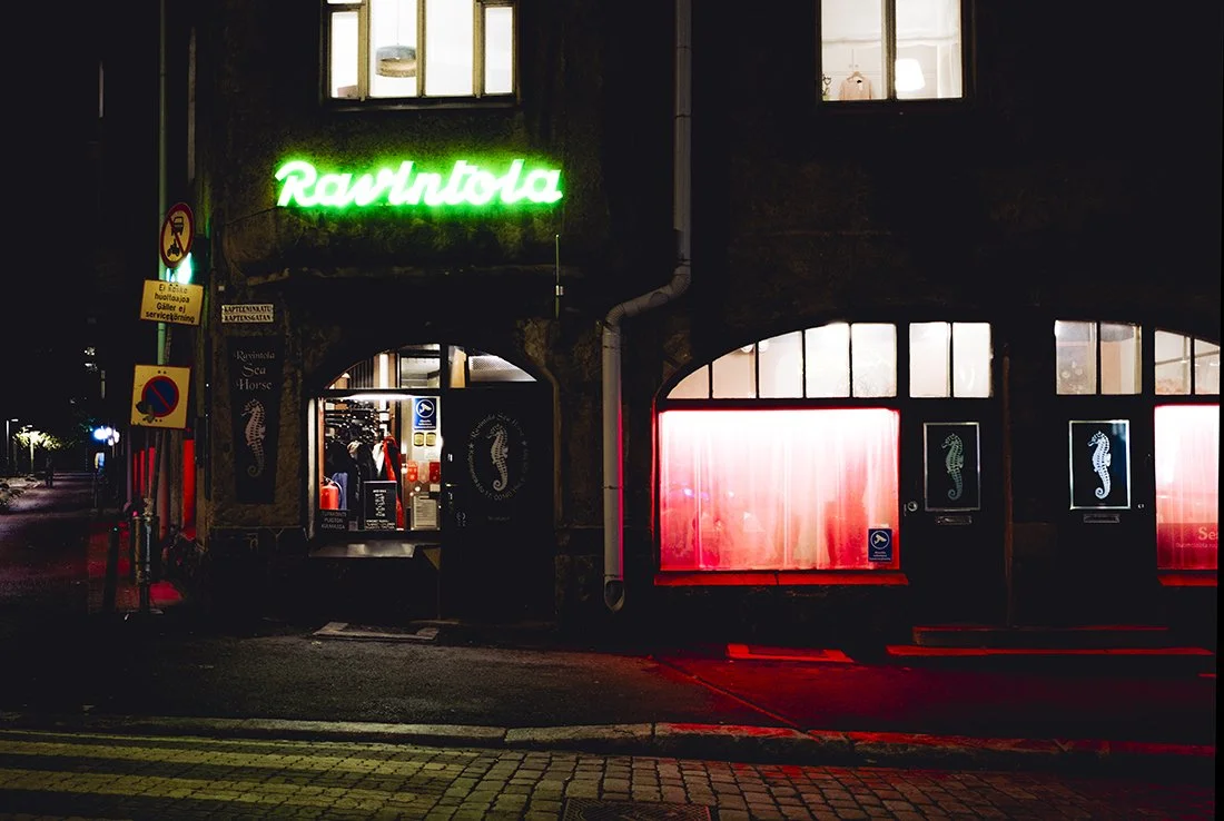 Valokuvia Helsingistä. Ravintola Kapteeninkadulla