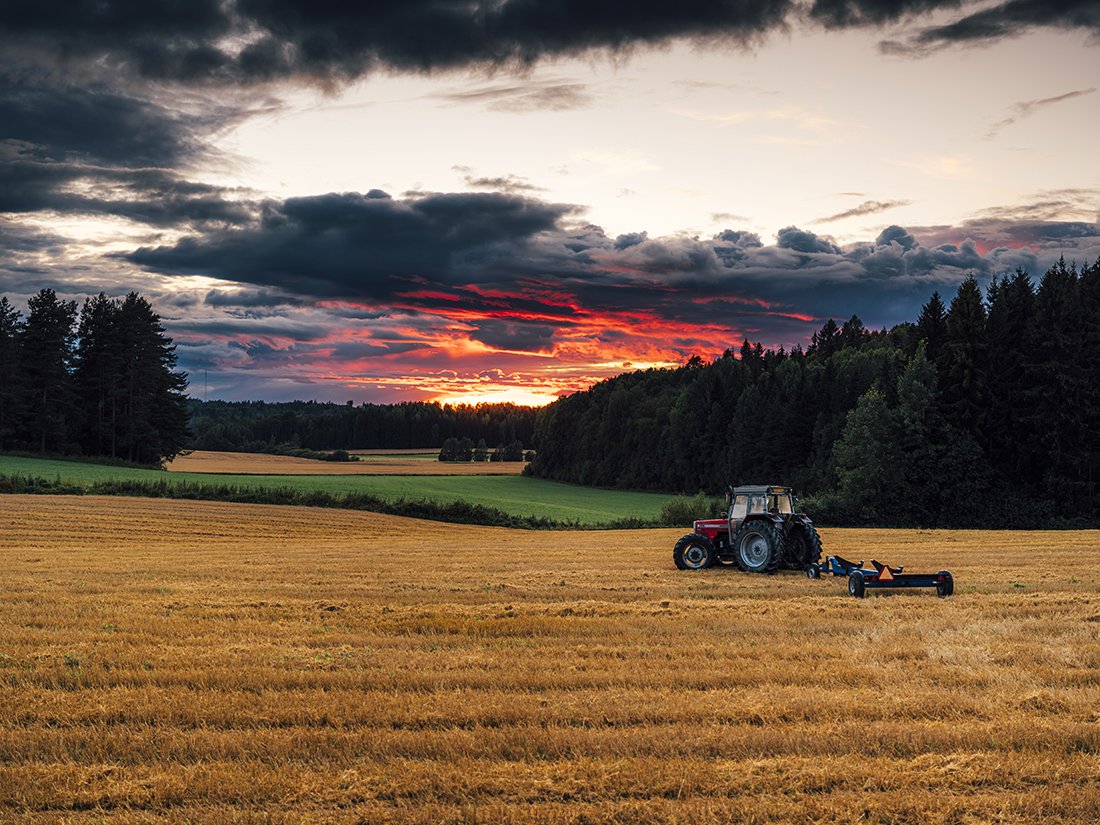 Valokuvia Pälkäneeltä. Traktori pellolla