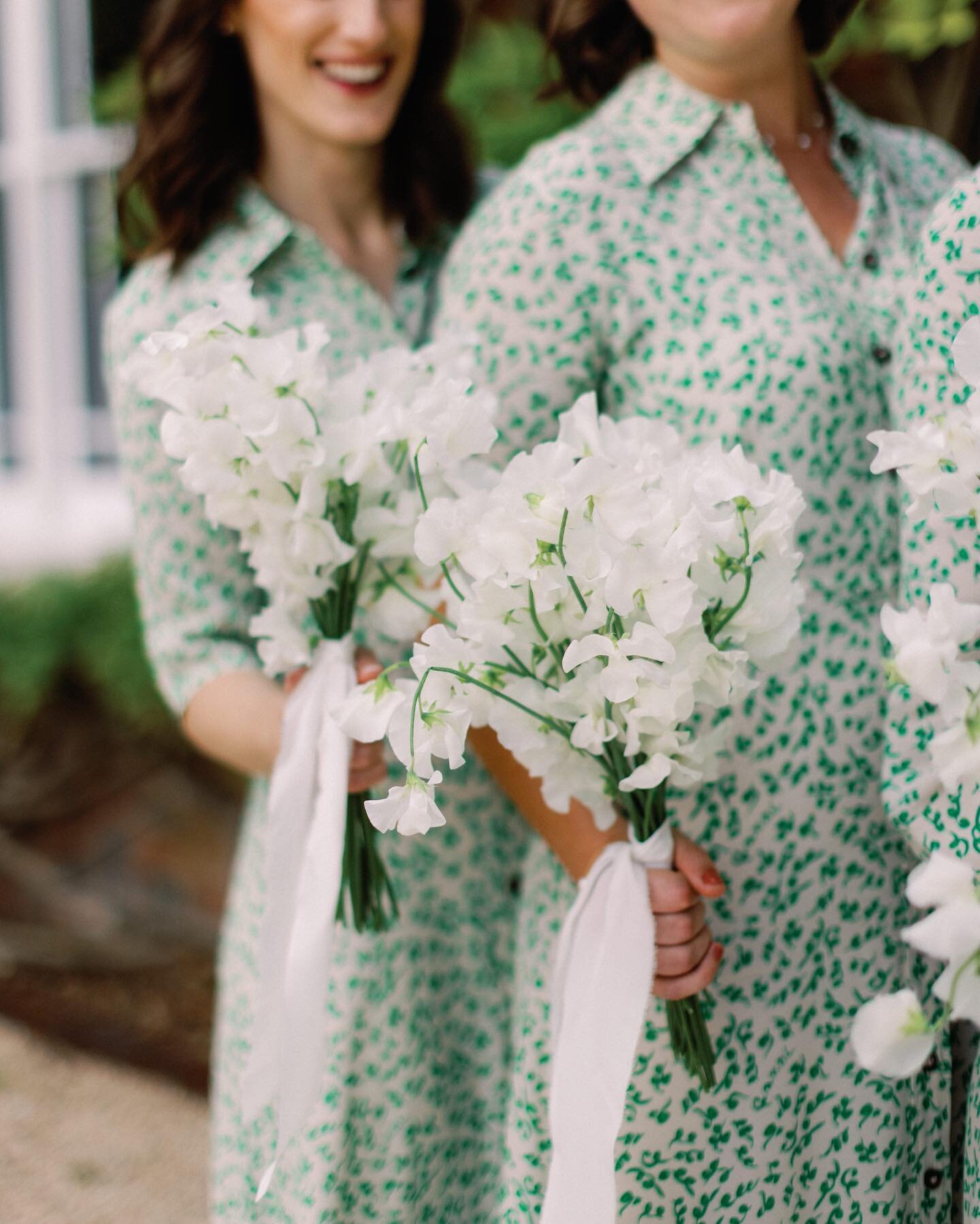 I&rsquo;m all for a patterned bridesmaid dress and a bouquet of just sweetpeas. Simple but oh so effective. 

Photographer: @imogenxiana 
Dresses: @ganni 
Florals: @mallowandmossflowers 
Silk ribbons: @little_acorn_silks 

#weddingflowers #bridalflow