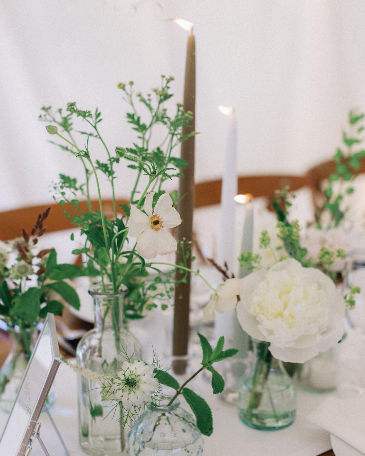 Budvases ~ A popular choice for long trestle tables. I love them as they can let the single stems sing and on mass they look great. Throw in some coloured taper candles and maybe some tealights and you have a very full table! 

#weddingflowers #brida