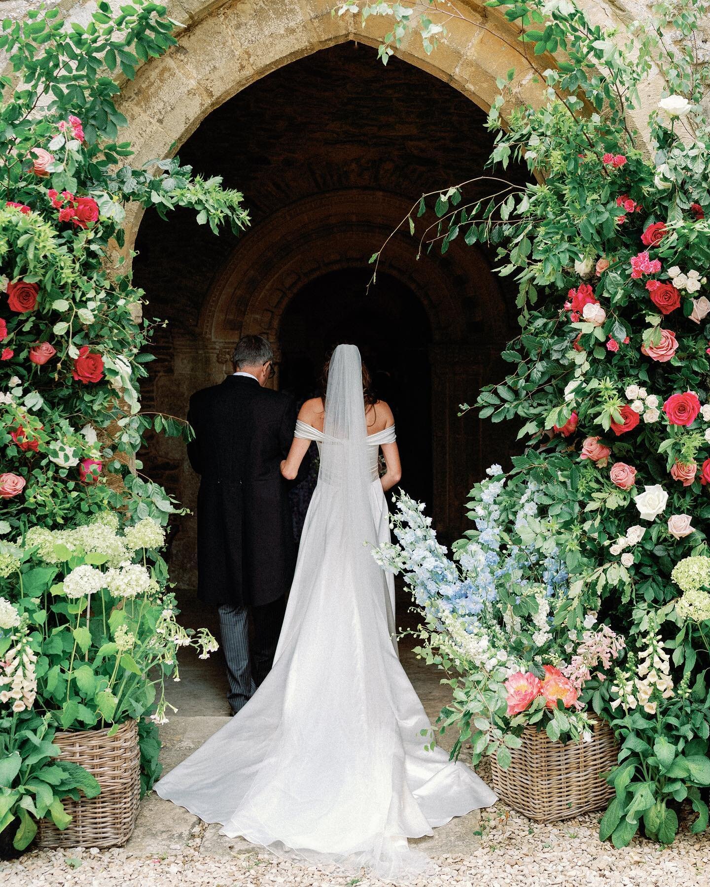 Wow factor entrance, showstopper @halfpennylondon dress, and a gorgeous bride! A dream wedding to work on back in July. Thank you @coull_alex for trusting me with your vision 

📸 @imogenxiana