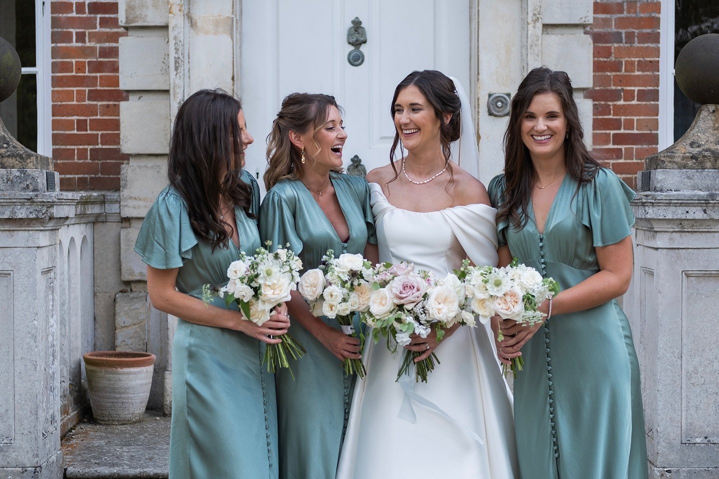 Anna and her bridesmaids last July. Bouquets jam packed with scented British roses from @rosebiemortonflowerstrade

@nordicpics 
@ardingtonhouseoxford