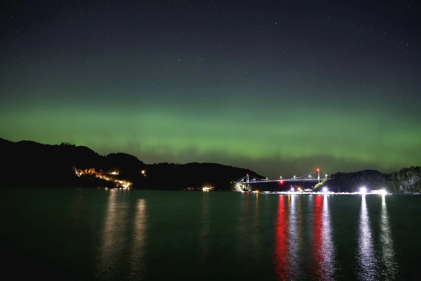 Nordlys over Rand&oslash;y bru &ndash; dette fenomenet har vi sett flere ganger i &aring;r. Hvorfor ser vi nordlys s&aring; ofte i S&oslash;r-Norge i 2025?🌌

Det blir ofte sagt at de nordlige delene av Norge &ndash; det s&aring;kalte nordlysbeltet &