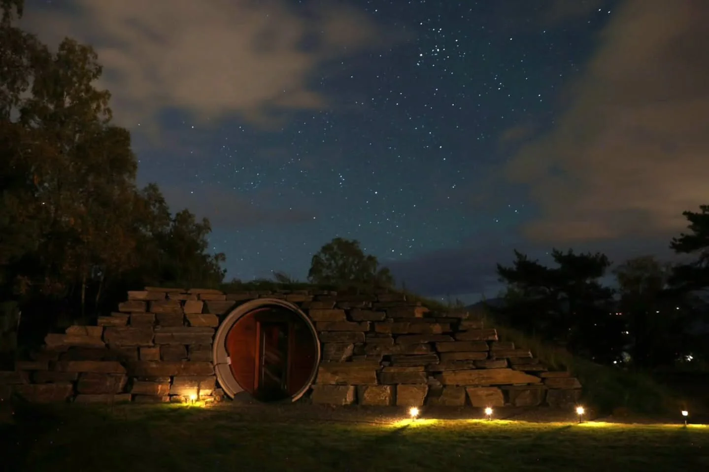 Let the stars guide you to a place where every night feels like a gentle tale.✨️
Be our guest in a hobbit hole, where comfort is legendary and stories begin.📖

#hobbithull #hobbithole #glamping