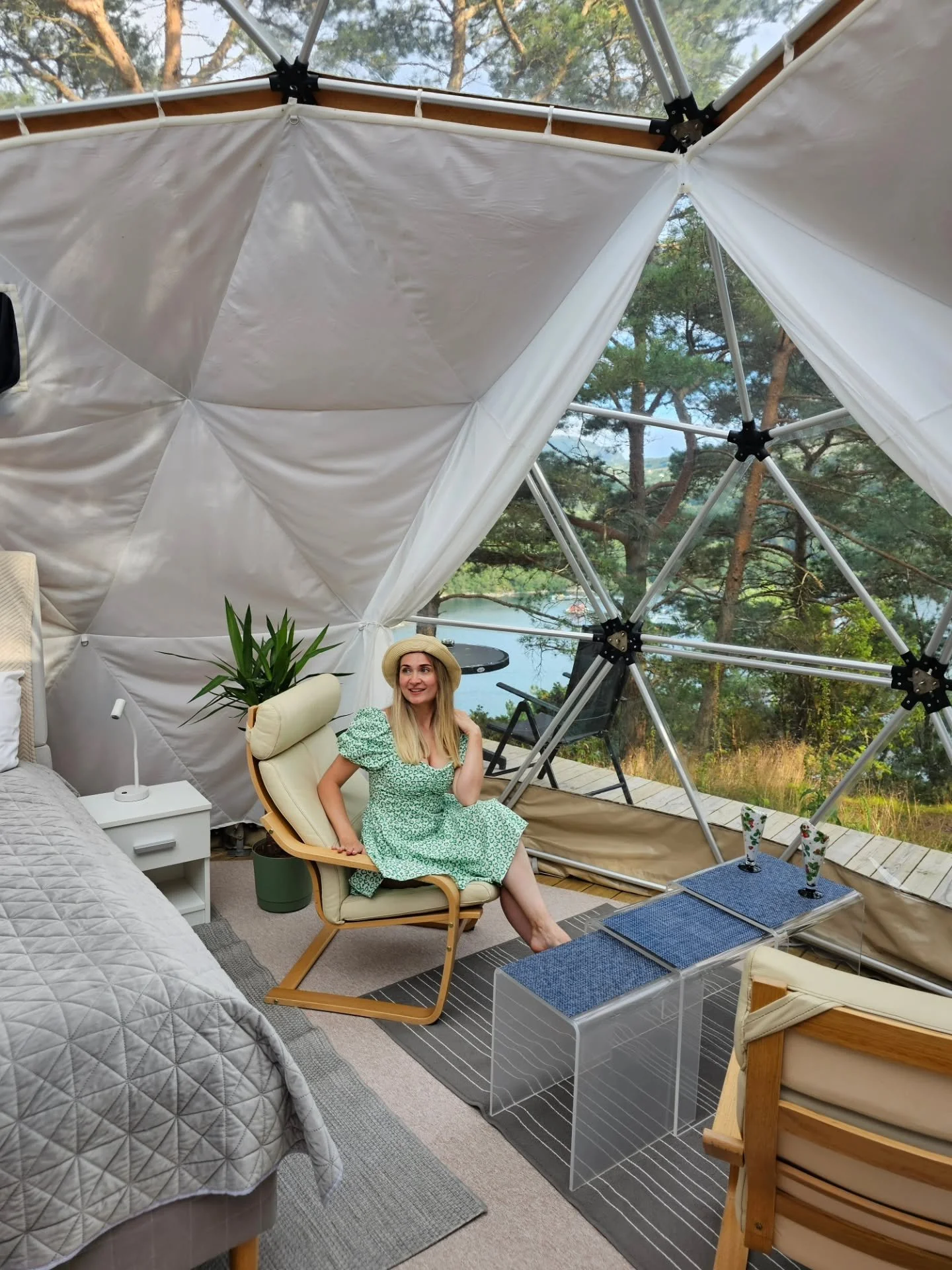 Sola skinner, fuglene synger, og v&aring;r Arctic Dome er endelig &aring;pen igjen for gjester ☀️🐦
Det er den perfekte tiden for &aring; sikre seg en v&aring;r- og sommer getaway hos oss ✨
Skynd deg &ndash; det blir raskt utsolgt!
Book via lenken i 