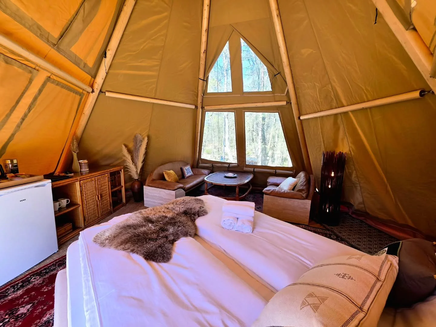 ✨ M&oslash;t v&aring;r nye Luksus Tipi ✨
Et helt spesielt sted hvor natur, komfort og stemning m&oslash;tes 🏕️🌲
Med h&oslash;yt tak, store vinduer mot skogen og varme, lune detaljer er tipien perfekt for rolige morgener, lange sommerkvelder og ekte