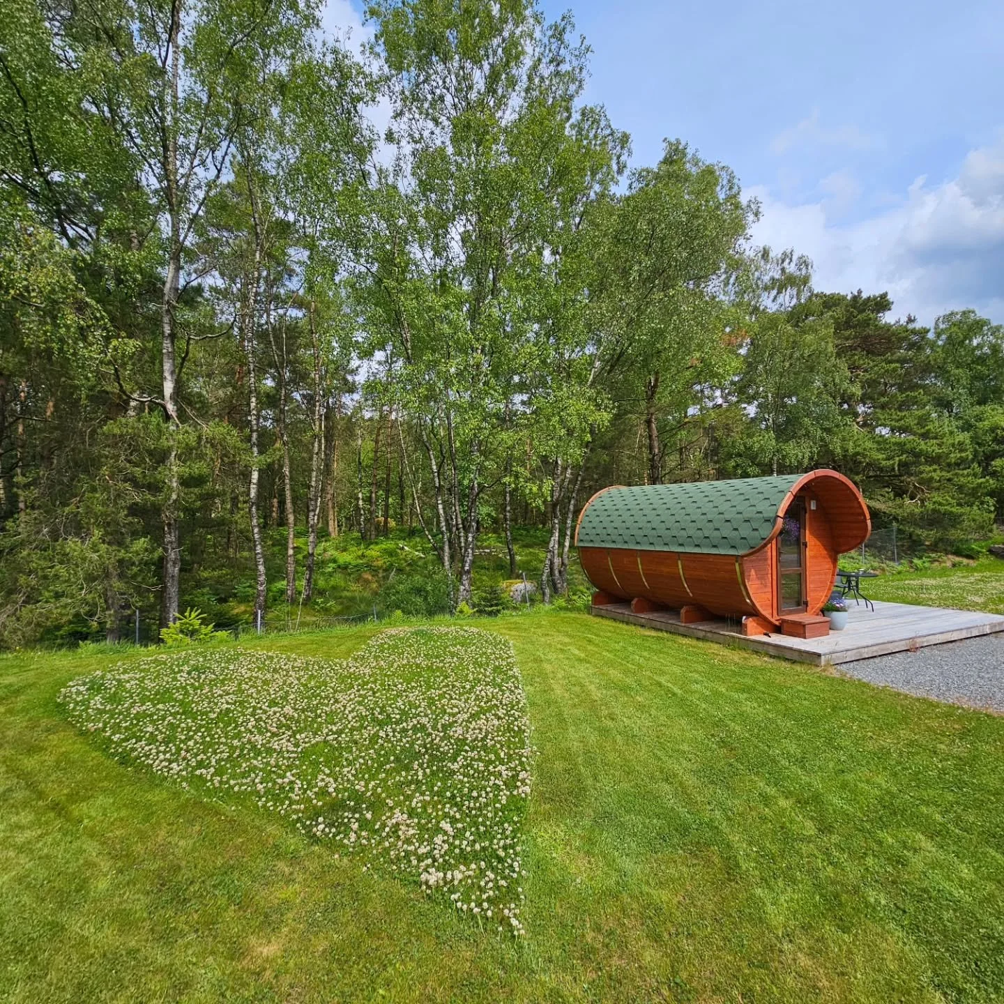 Snart kommer markblomstene, duften av nysl&aring;tt gress, lange lyse dager, varme regndr&aring;per mot huden, grillkvelder og solkrem. Sommeren er fantastisk!🌸🌾

Spesielt n&aring;r bj&oslash;rkene og furutr&aelig;rne titter inn gjennom vinduene i 