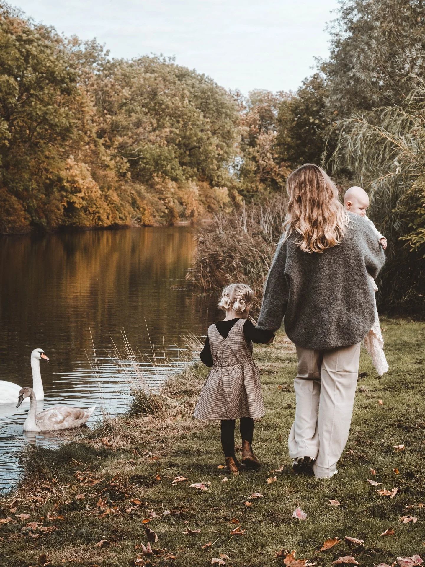 I dag har jeg et smukt shoot i de begyndende efter&aring;rsfarver 🍂 Det fik mig til at t&aelig;nke tilbage p&aring; de her billeder, som jeg tog for et par &aring;r siden - den fineste familie omringet af de smukkeste gyldne farver🤎

Jeg overvejer 