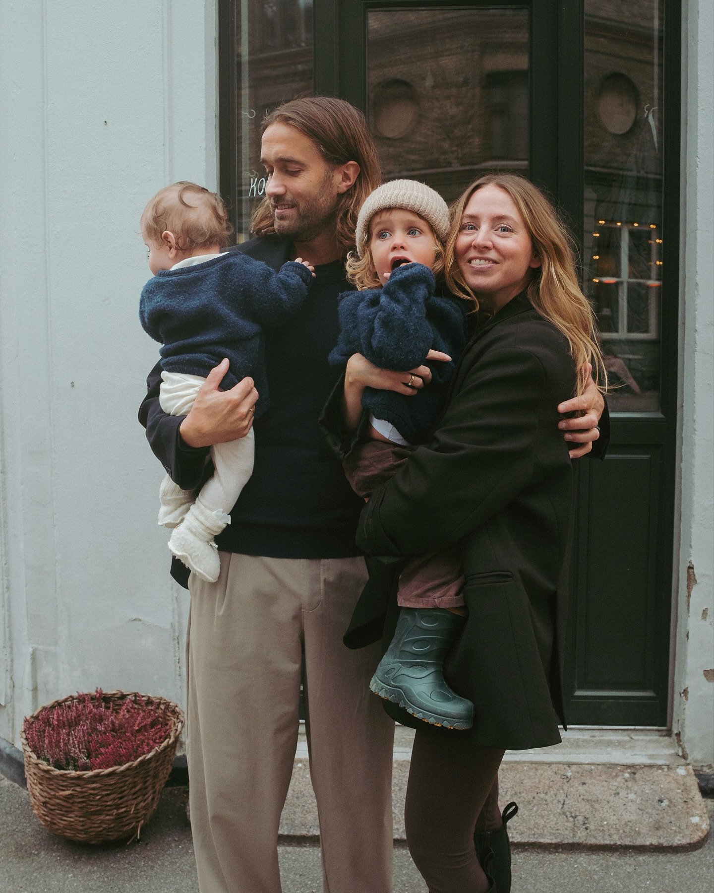 Der er noget ganske s&aelig;rligt over at forevige en familie, hvor man kan m&aelig;rke k&aelig;rligheden helt p&aring; den anden side af kameraet 🤎🍂