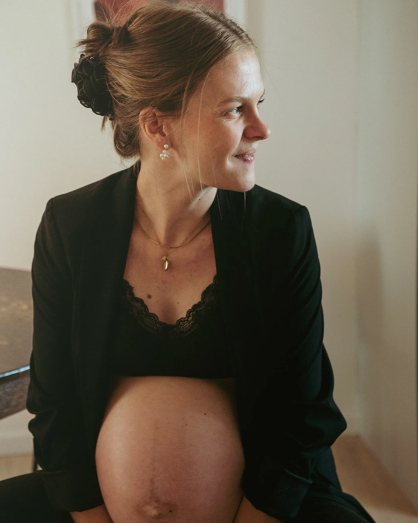 Jeg m&oslash;dte Cecilie en tidlig sommermorgen i en lille taglejlighed p&aring; Frederiksberg. Lyset faldt helt perfekt ind ad vinduerne, og stemningen var rolig og varm.

Vi fandt hurtigt ud af, at vi havde samme vision - og det gjorde det s&aring;