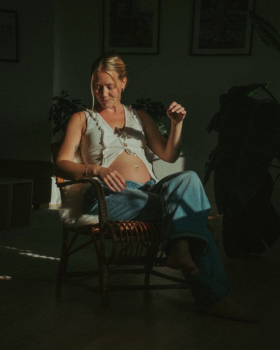 En billedserie i den lune eftermiddagssol 🤎 

Hjemmefotograferinger er bare helt s&aelig;rlige, dem holder jeg s&aring; utroligt meget af. Jeg har s&aring; mange dejlige billeder fra denne her session, som jeg vil dele lidt mere fra 💫