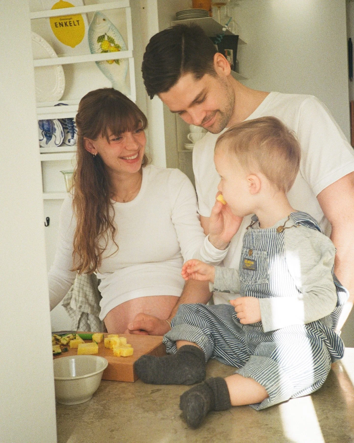 Analog hjemmefotografering p&aring; N&oslash;rrebro - dejligste 3, der snart bliver til 4 🥹🤎🌼