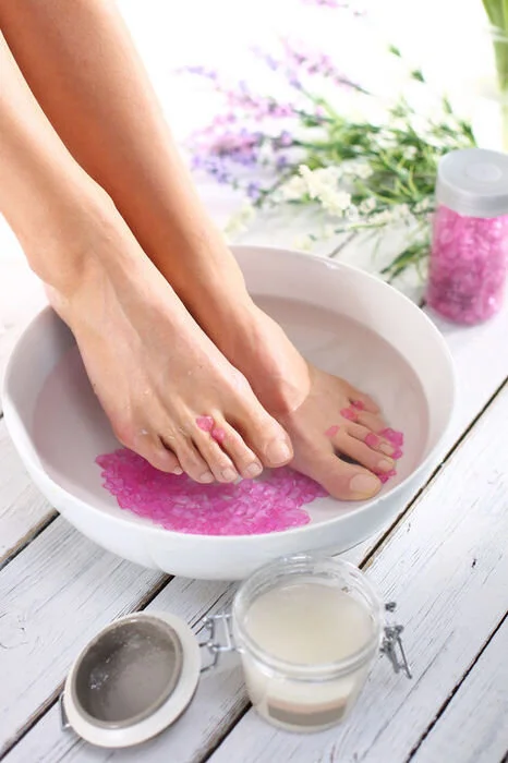 Comment faire un bain de pieds relaxant ?