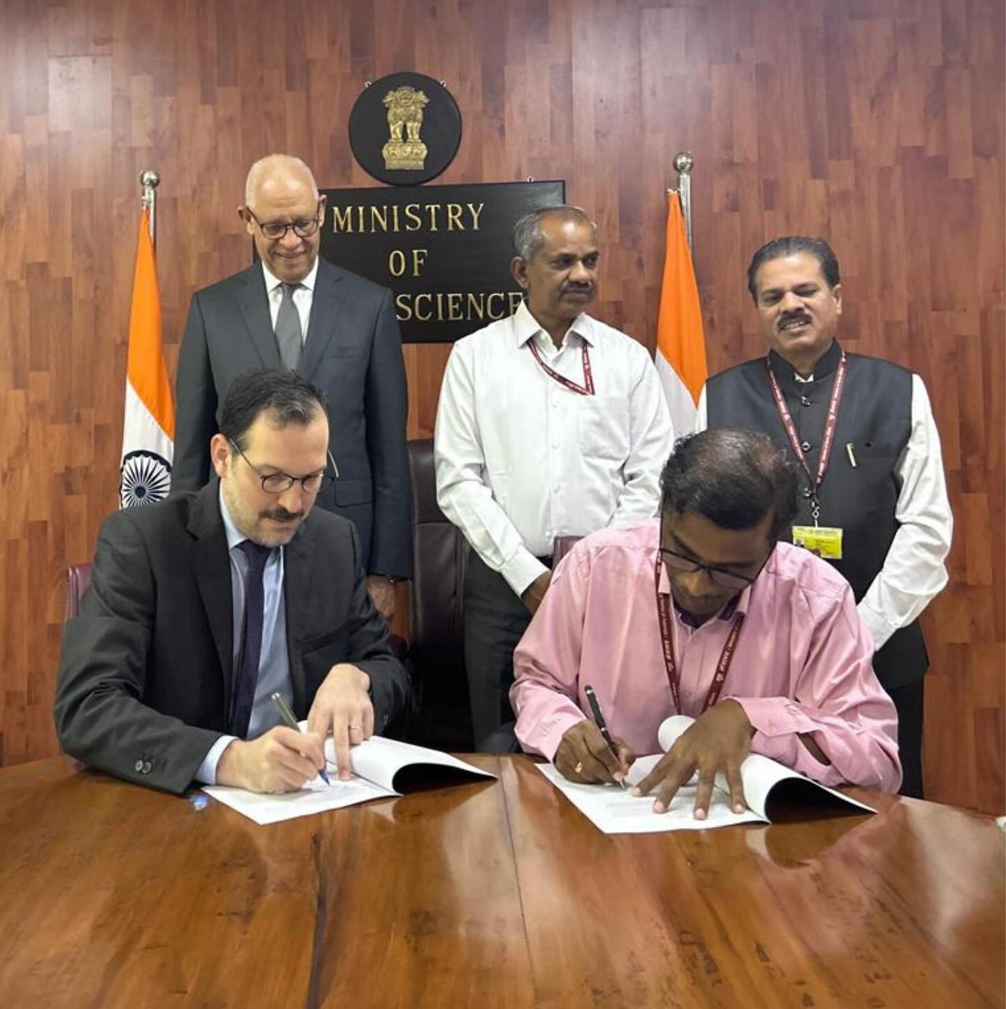 On 24th April, Ambassador David Puig signed in New Delhi on behalf of Gloria Ceballos, director of ONAMET, an MoU between ONAMET and the Indian Meteorological Department. The MoU was signed at the Ministry of Earth Sciences in the presence of Vice Mi