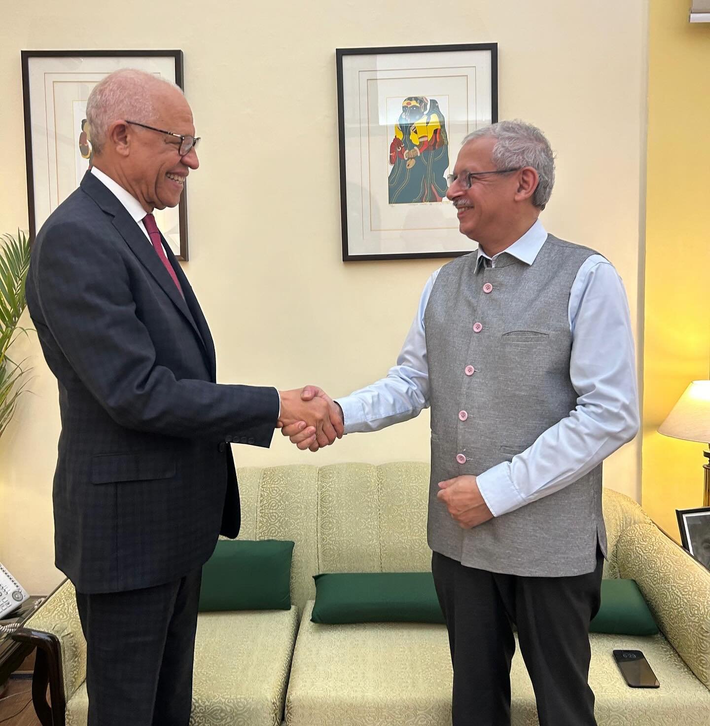 To conclude his work visit to India Vice Minister of @presidenciard Jos&eacute; Ram&oacute;n Holguin Brito paid a courtesy visit to the Secreatary East @meaindia Jaydeep Mazumdar. During the meeting they exchanged about the growing engagements of the