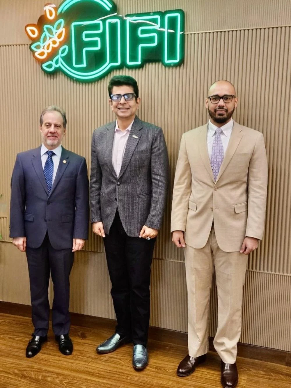 H.E. Francisco Compr&eacute;s H., Ambassador of the Dominican Republic to India, accompanied by Counsellor Francisco Garc&iacute;a, held a productive meeting with Mr Amit Lohani, Founder-Director and National Coordinator of the Forum of Indian Food I