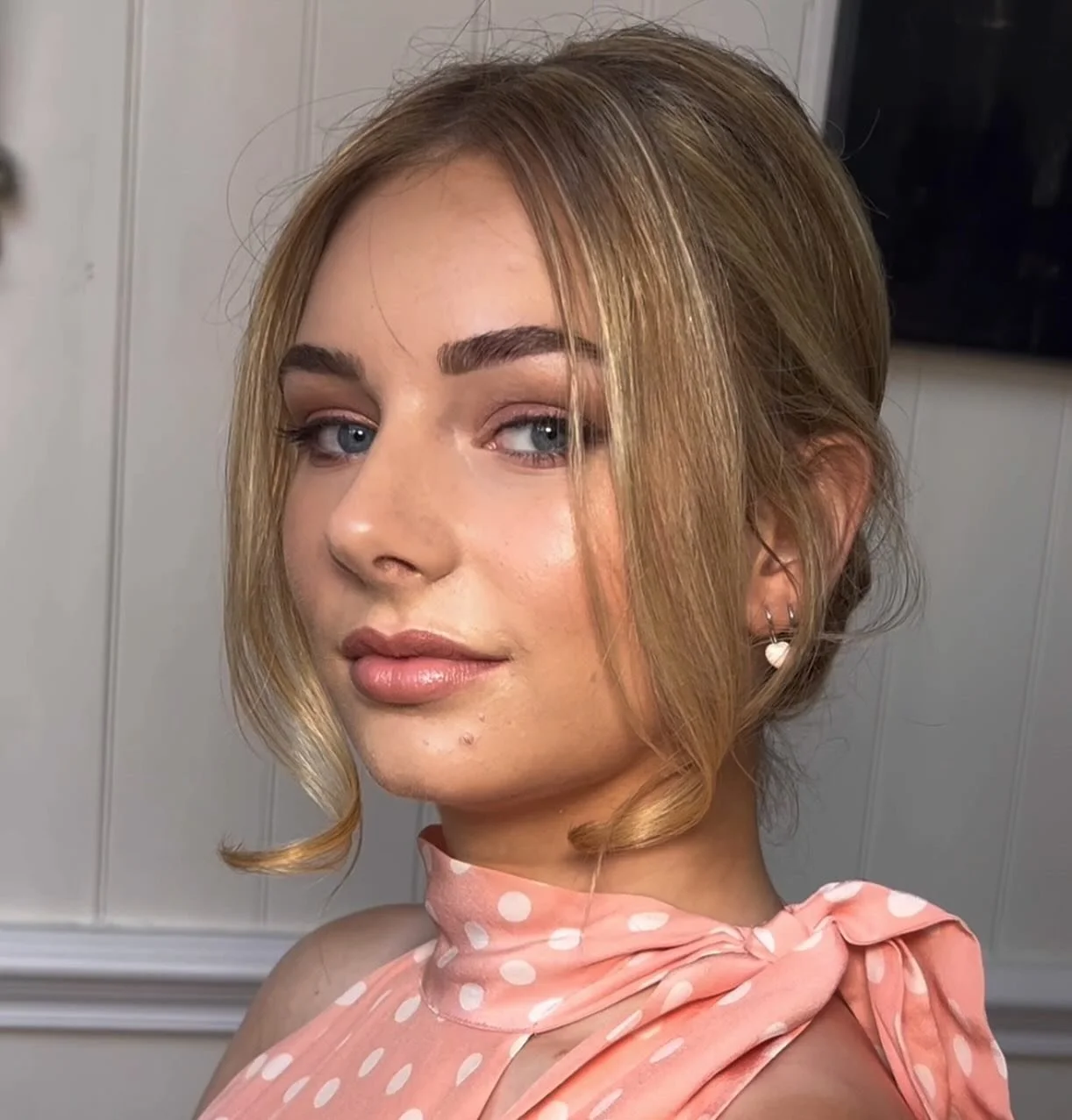 Oooffff Anna you were a dream! Peachy tones, soft smoky eyes  and all the glow! @annaa.halliday 

Makeup by me @belledenburymua 
Hair by @ashleigh.jay.weddings 

#weddingmakeupartists #surreymakeupartist #sussexmakeupartist #sussexmakeup #sussexbride