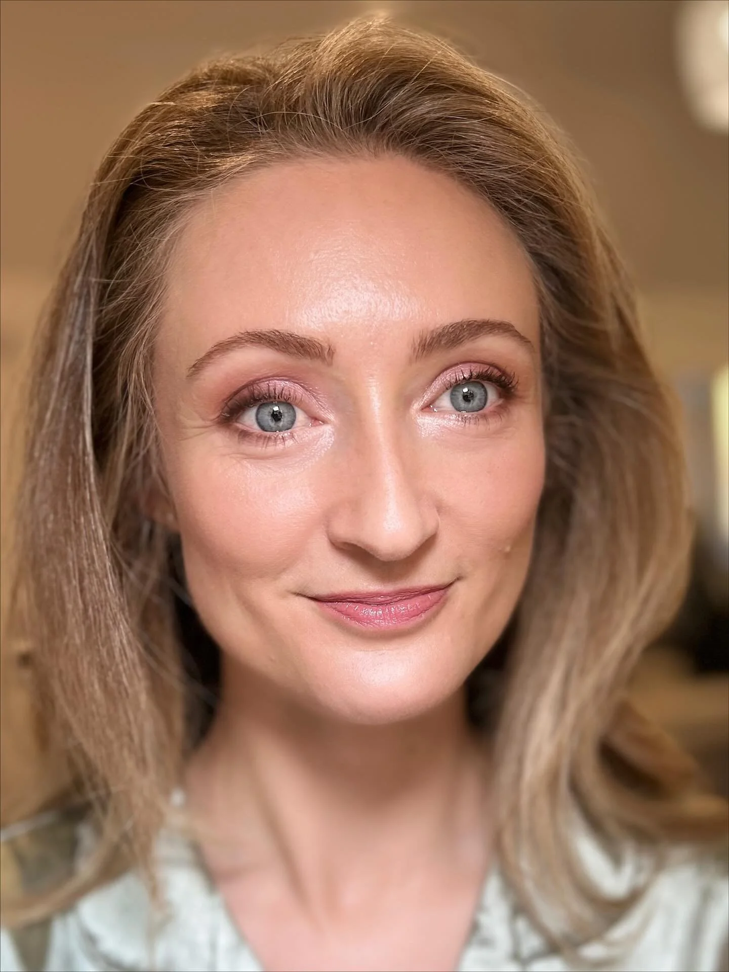 The stunning Holly! I must have stared at her gorgeous bone structure  for a good 5 minutes 🤣

Holly prefers a natural look in her daily life, so we kept her skin looking effortless while accentuating her gorgeous eyes with soft pink shades 💕👌 (sw
