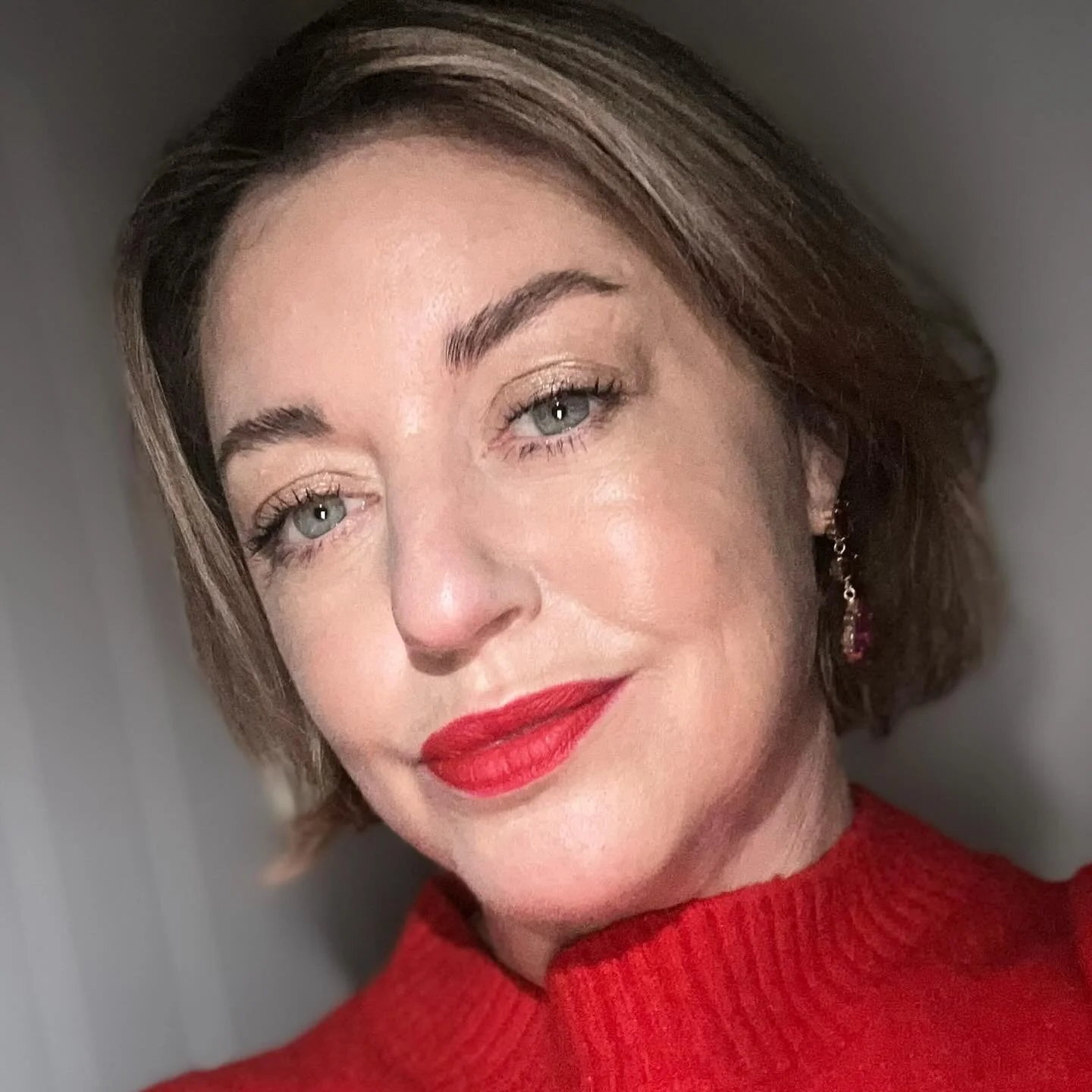 Tis officially red lip and sparkly eye season ✨💋

My top tips for wearing a red lip

1) Go easy on the blush and wait until after you&rsquo;re done the lips to apply so you don&rsquo;t look aunt Sally ish

2) Choose a shade that&rsquo;s flattering f