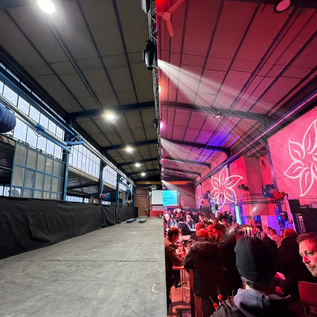 Die @aarviagruppe beweist mit ihrem grossartigen und traditionellen Mitarbeiterfest nicht nur Wertsch&auml;tzung f&uuml;r ihre Mitarbeiterinnen und Mitarbeiter, sondern zeigt auch eindrucksvoll, wie sich eine Werkhalle in eine einzigartige Eventlocat