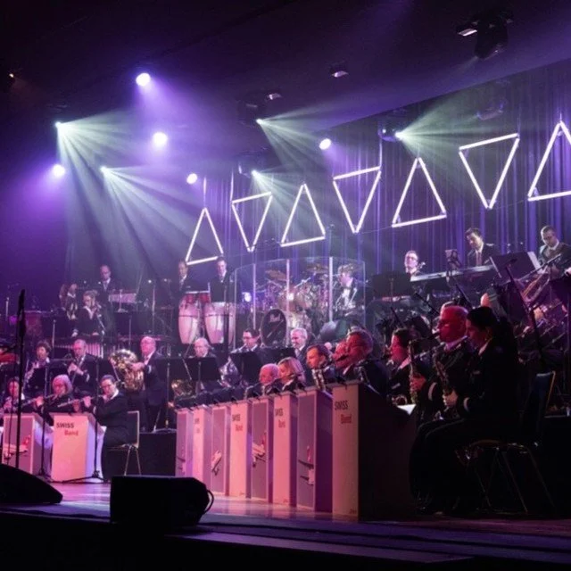 Wir freuen uns, die Zusammenarbeit mit der offiziellen Band der @flyswiss bekannt zu geben. Die Swiss Band unter der Leitung von Matt St&auml;mpfli begeistert die Zuschauerinnen und Zuschauer seit Jahren mit hochkar&auml;tiger Unterhaltungsmusik.

Un