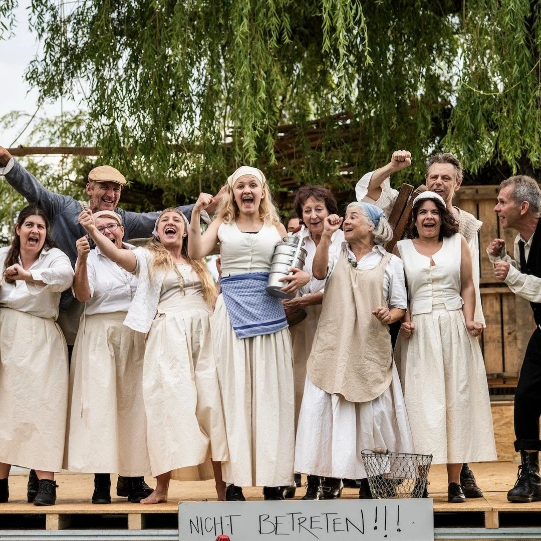 Gratulation ans &quot;@theater_jetzt &quot; f&uuml;r 12 ausverkaufte Vorstellungen, welche unter der pr&auml;chtigen Trauerweide in #Berlingen direkt am See &uuml;ber die B&uuml;hne gegangen sind.
Die Geschichte &uuml;ber #adolfdietrich , inszeniert 