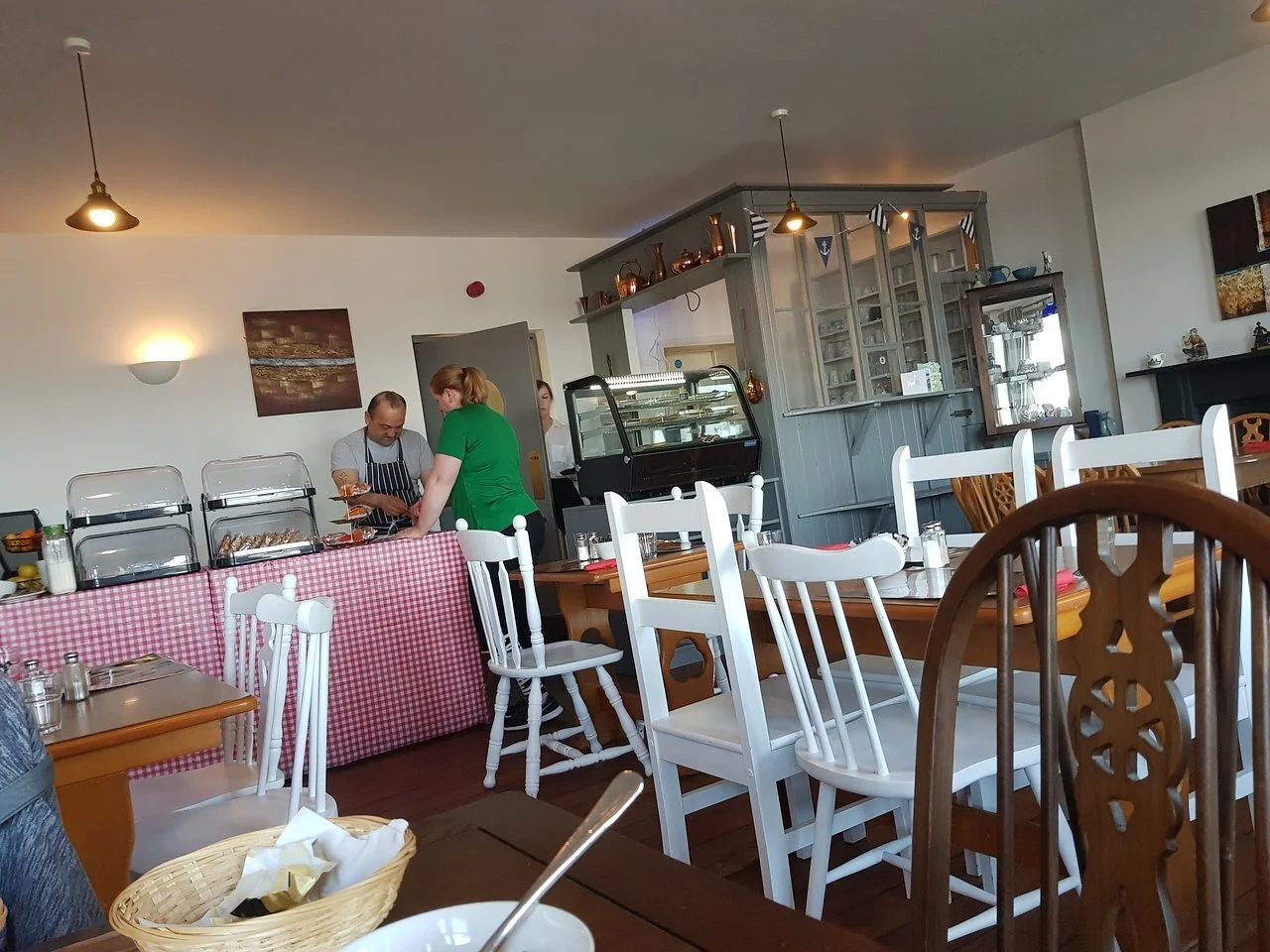 DINING EXPERIENCE