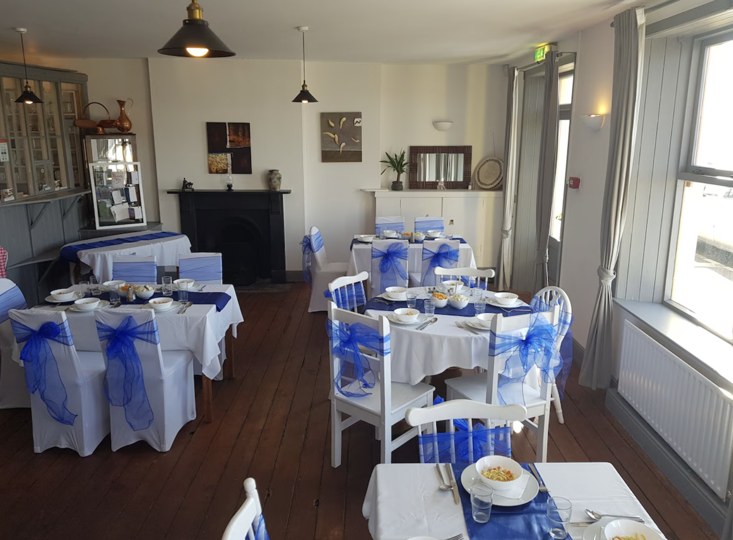 DINING EXPERIENCE