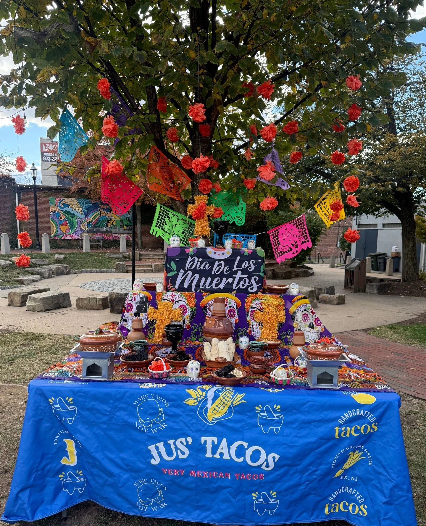 Celebrate Día de los Muertos with Edith Villavicencio, owner of Garden of Edith and Jus' Tacos until Sunday, Nov 2. Edith created an Ofrenda at Spiotta Park and we invite the community to bring a photo in memory of their loved ones 🕊️
📷️