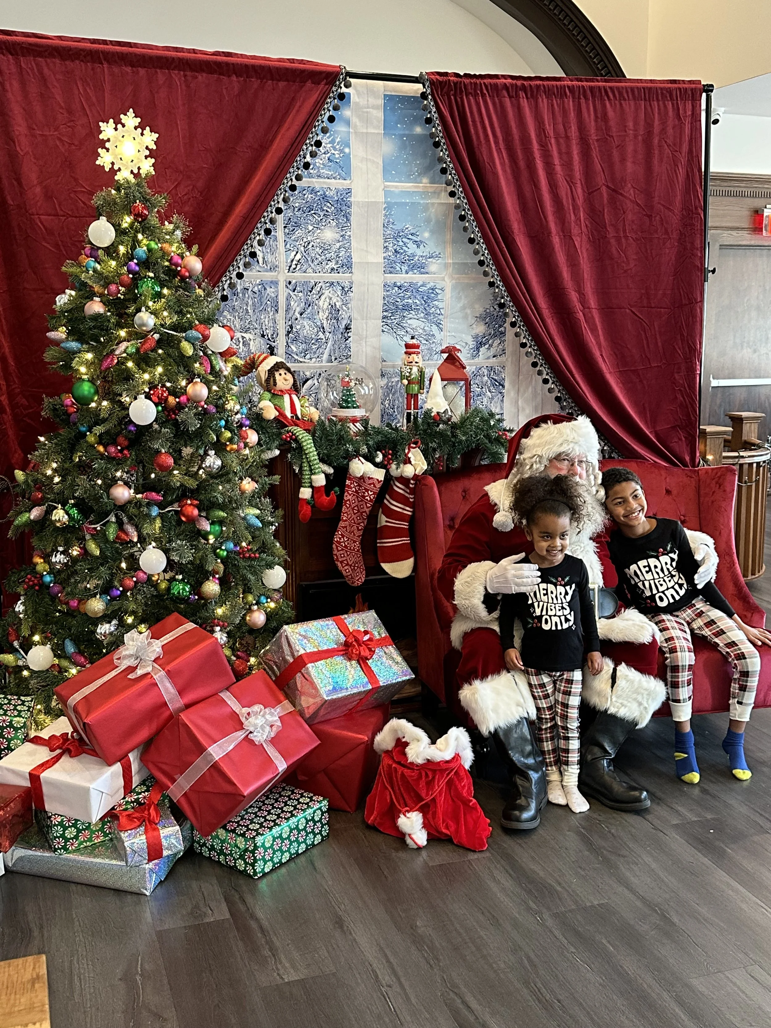 HOMETOWN HOLIDAY SANTA.jpeg