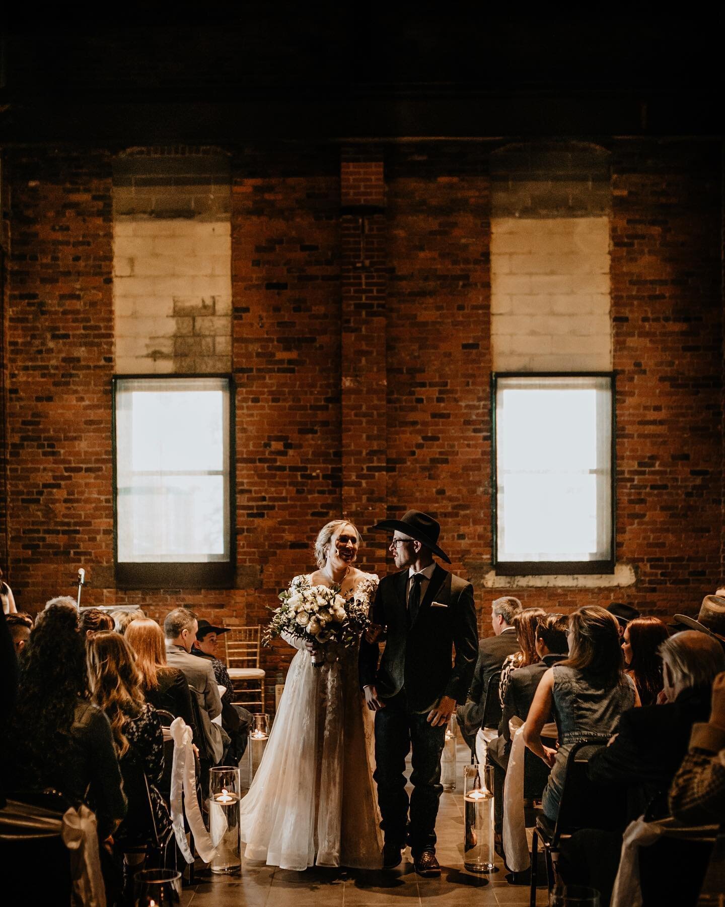 Samedi dernier, s'unissaient Fanny &amp; Marc-Andr&eacute; 🖤 Un mariage tout en simplicit&eacute; et sinc&eacute;rit&eacute;. Ce fut un honneur pour moi de cr&eacute;er vos souvenirs! 

Je vous partage d'autres coups de coeur cette semaine!

En pass