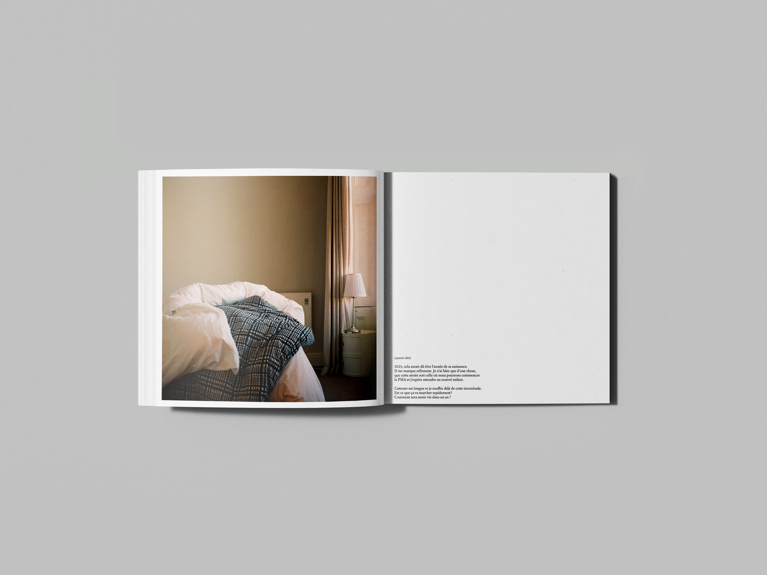 MUM_MOCKUP_OPEN_FLAT_17-02-25-15h-lit.png