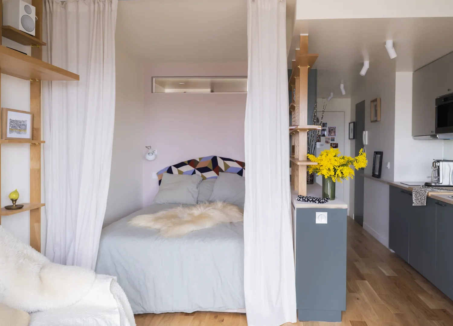 Coin nuit et cuisine optimisés sur petite surface, Paris 12e