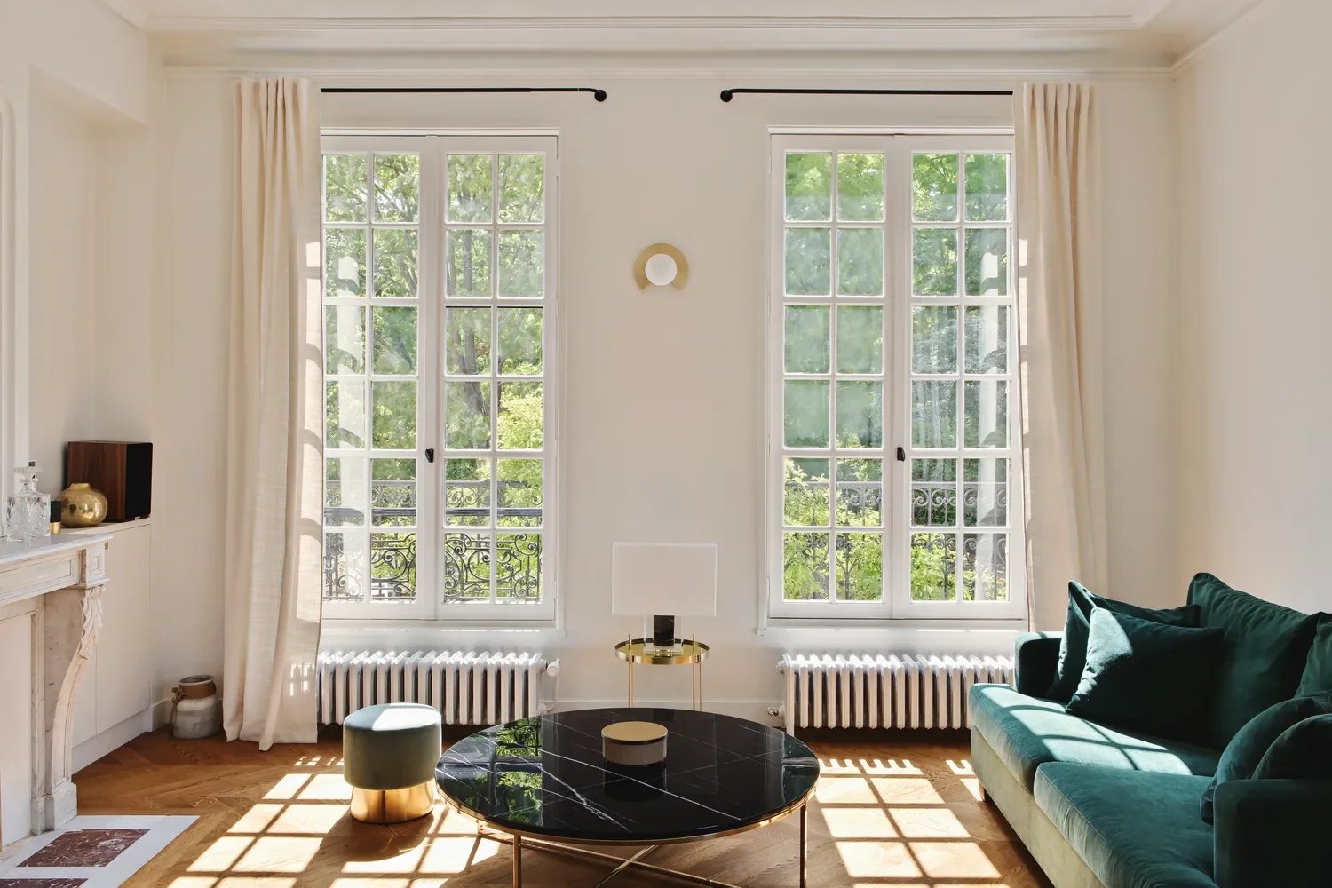 Salon lumineux avec canapé vert, rénovation de maison à Croissy-sur-Seine