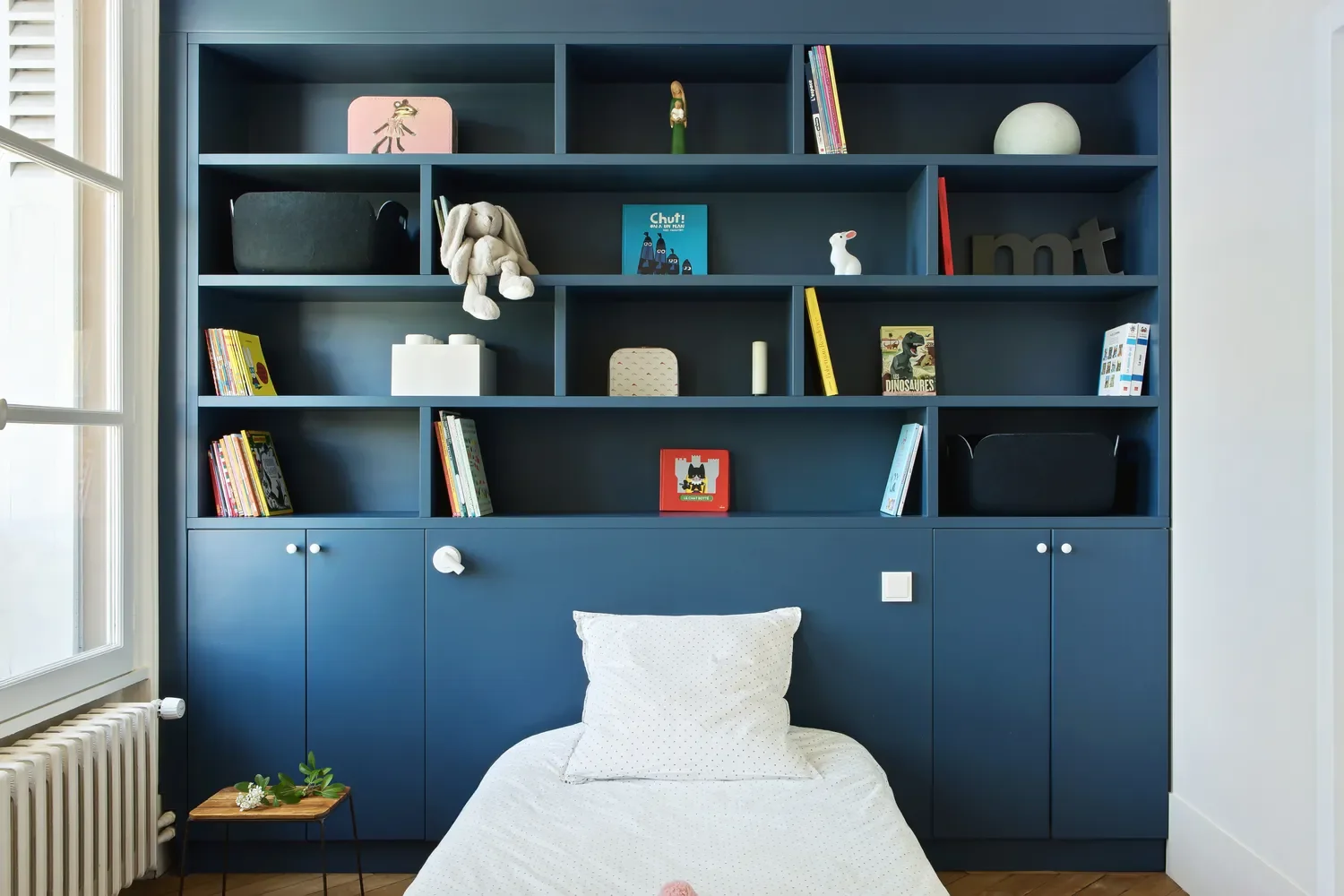 Bibliothèque bleue sur mesure, rénovation de maison à Croissy-sur-Seine