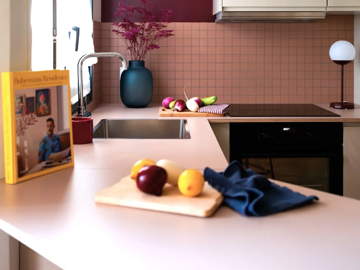 Cuisine avec crédence rose, rénovation d'appartement à Vincennes