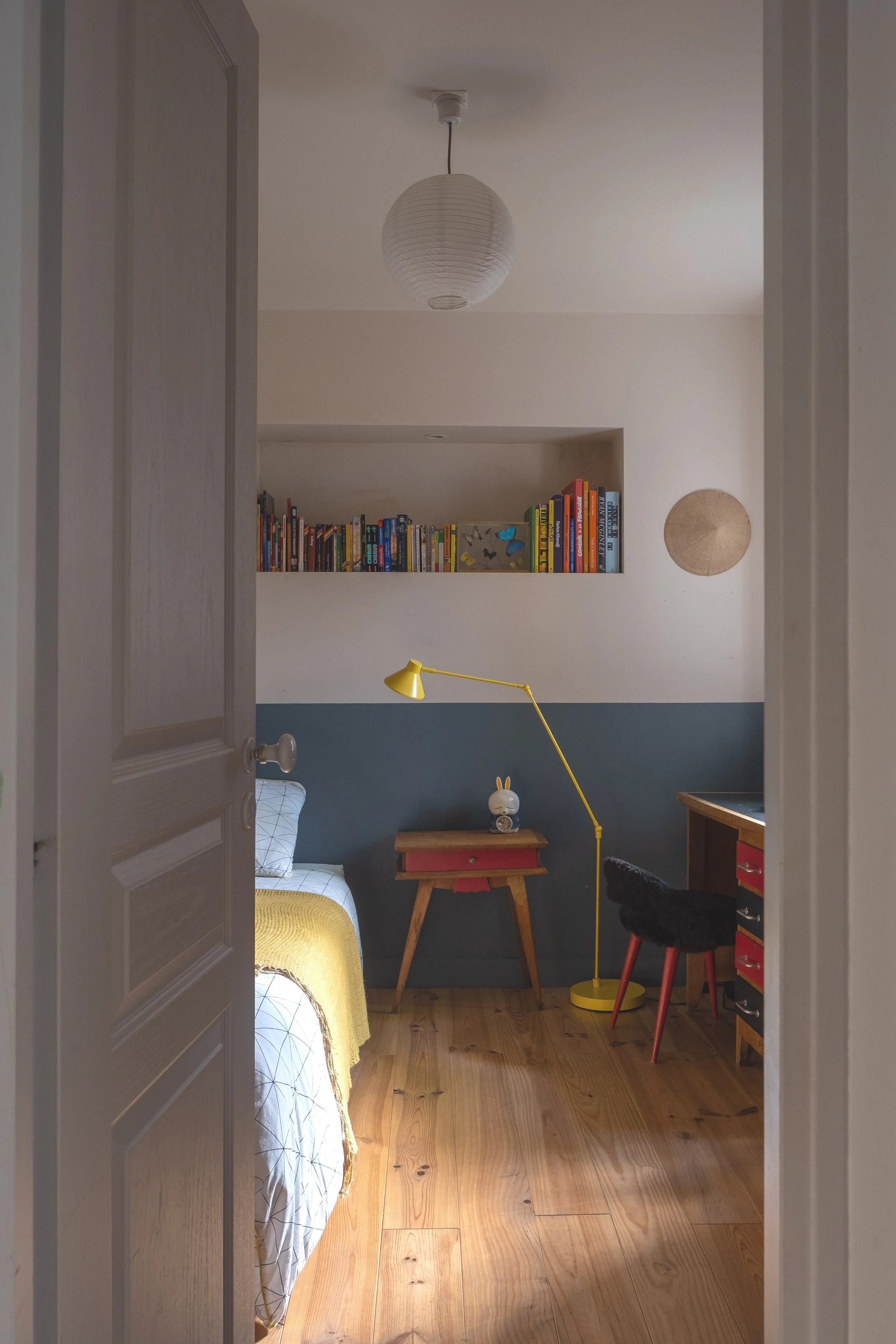 Chambre d'enfant avec niche à livres intégrée, rénovation de maison à Montreuil