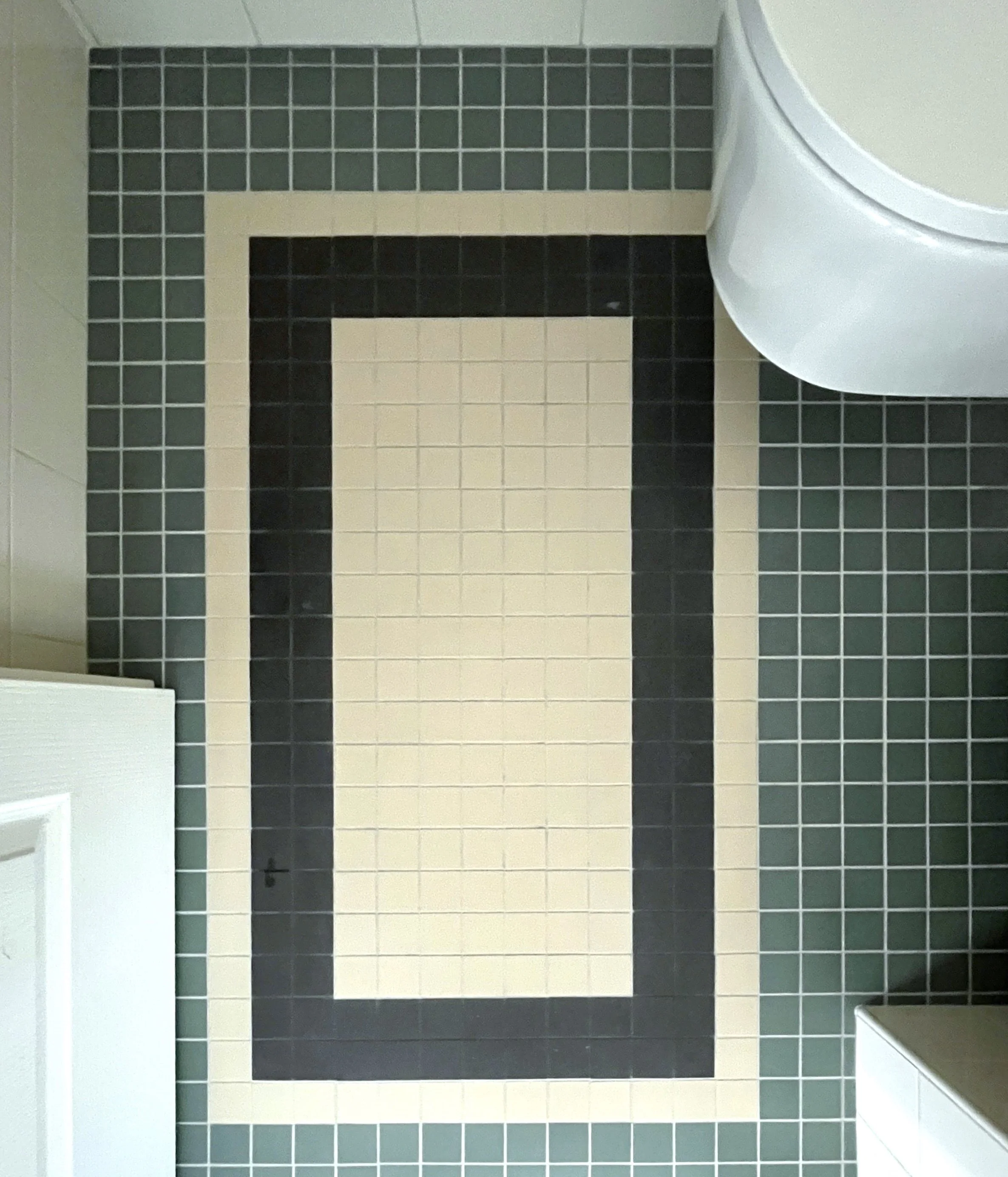 Rénovation salle de bain mosaïque verte blanche et noire
