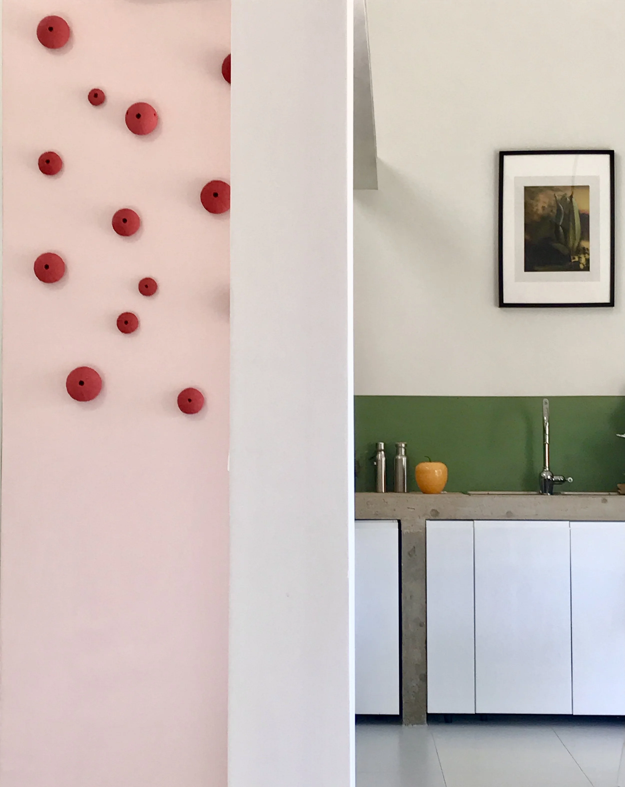 Cuisine sur mesure. Beton . Ikea. Peinture rose. Design.