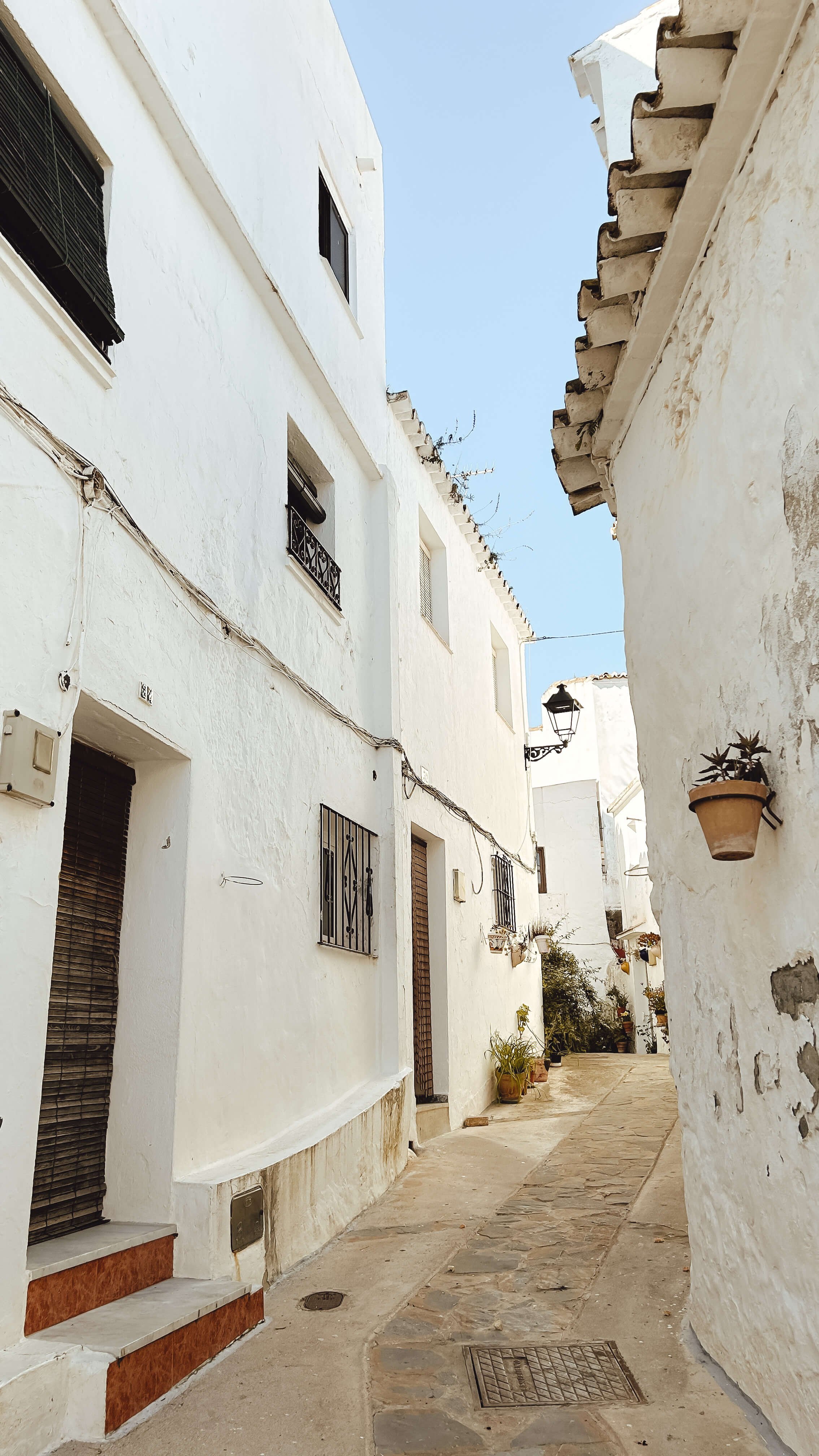 best-things-to-do-casares-spain-narrow-streets-white-town.jpg