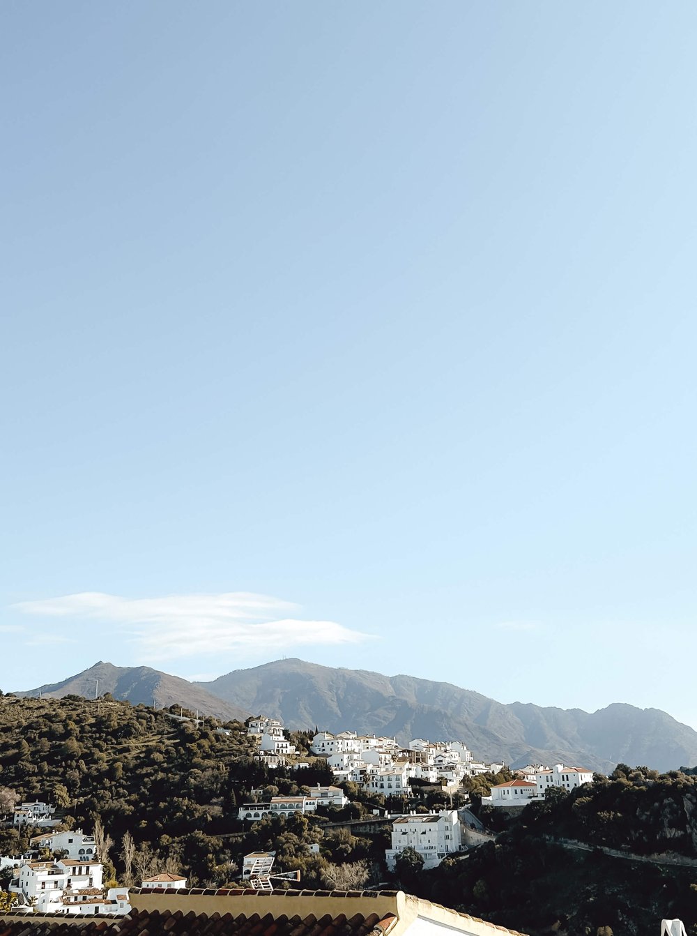 best-things-to-do-casares-vultures-over-white-town-spain.jpg