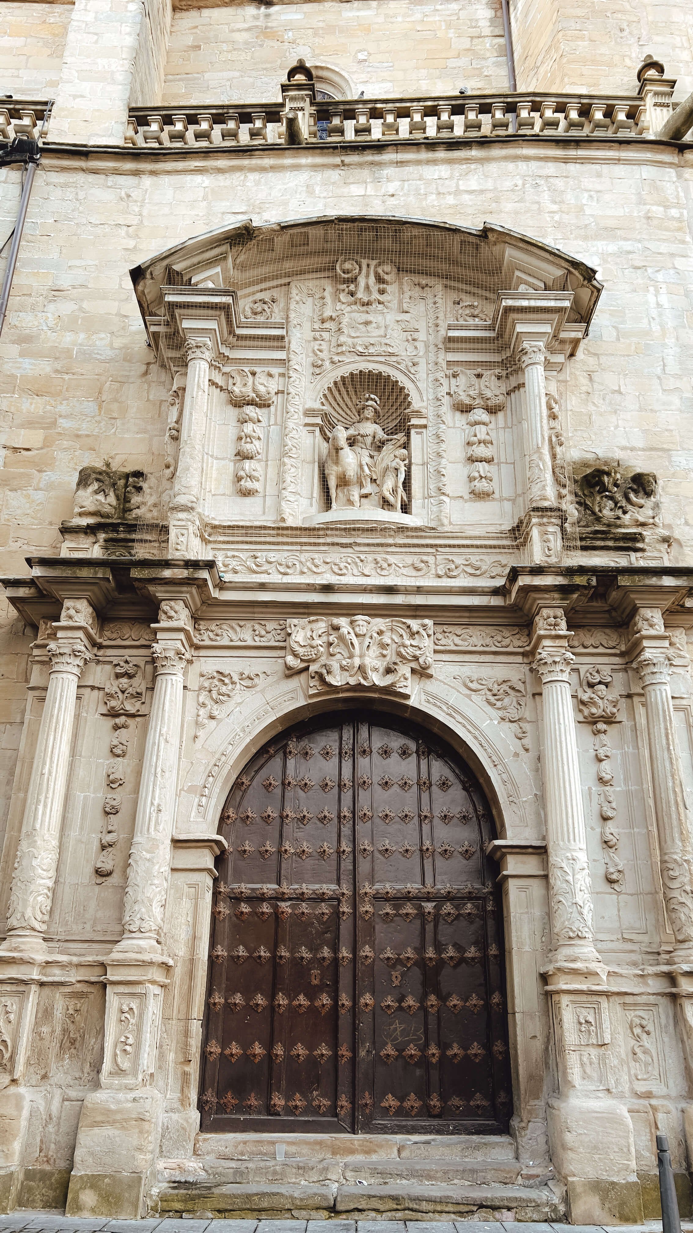 things-to-do-logrono-Concatedral-Redonda-doorway.jpg