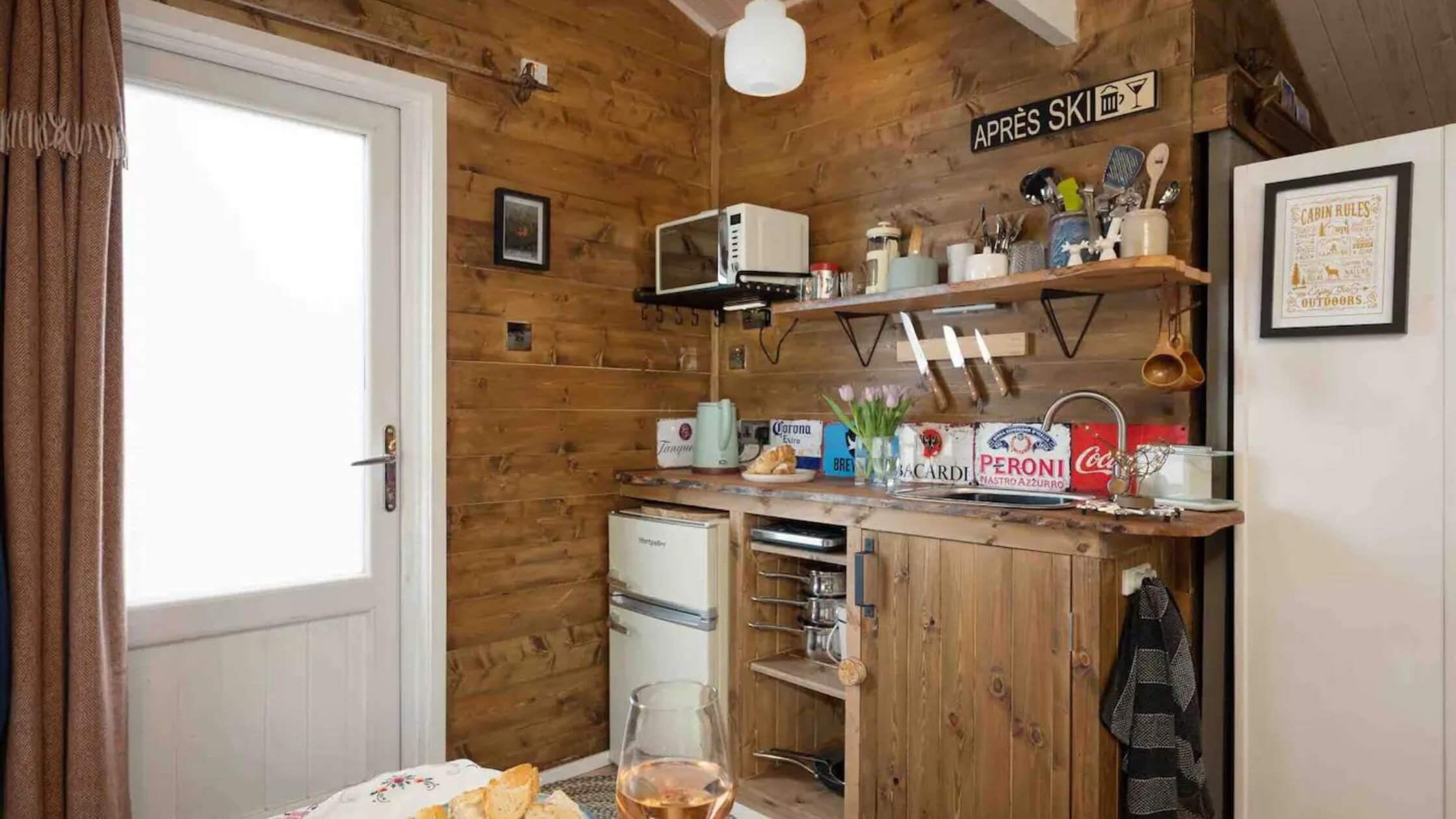 Aviemore-lodges-snowgate-cabin-kitchen (1).jpg