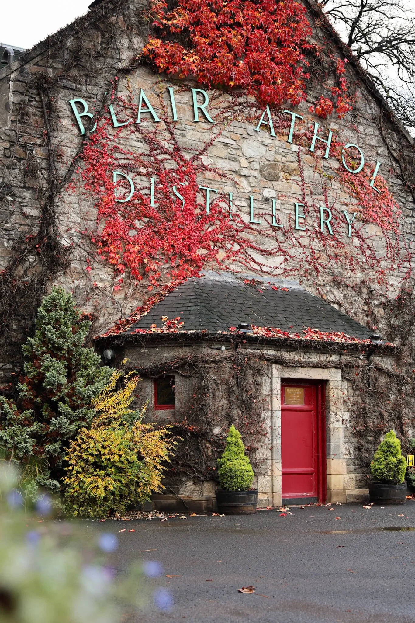 pitlochry-blair-atholl-distillery-historic-building-scotland.jpg