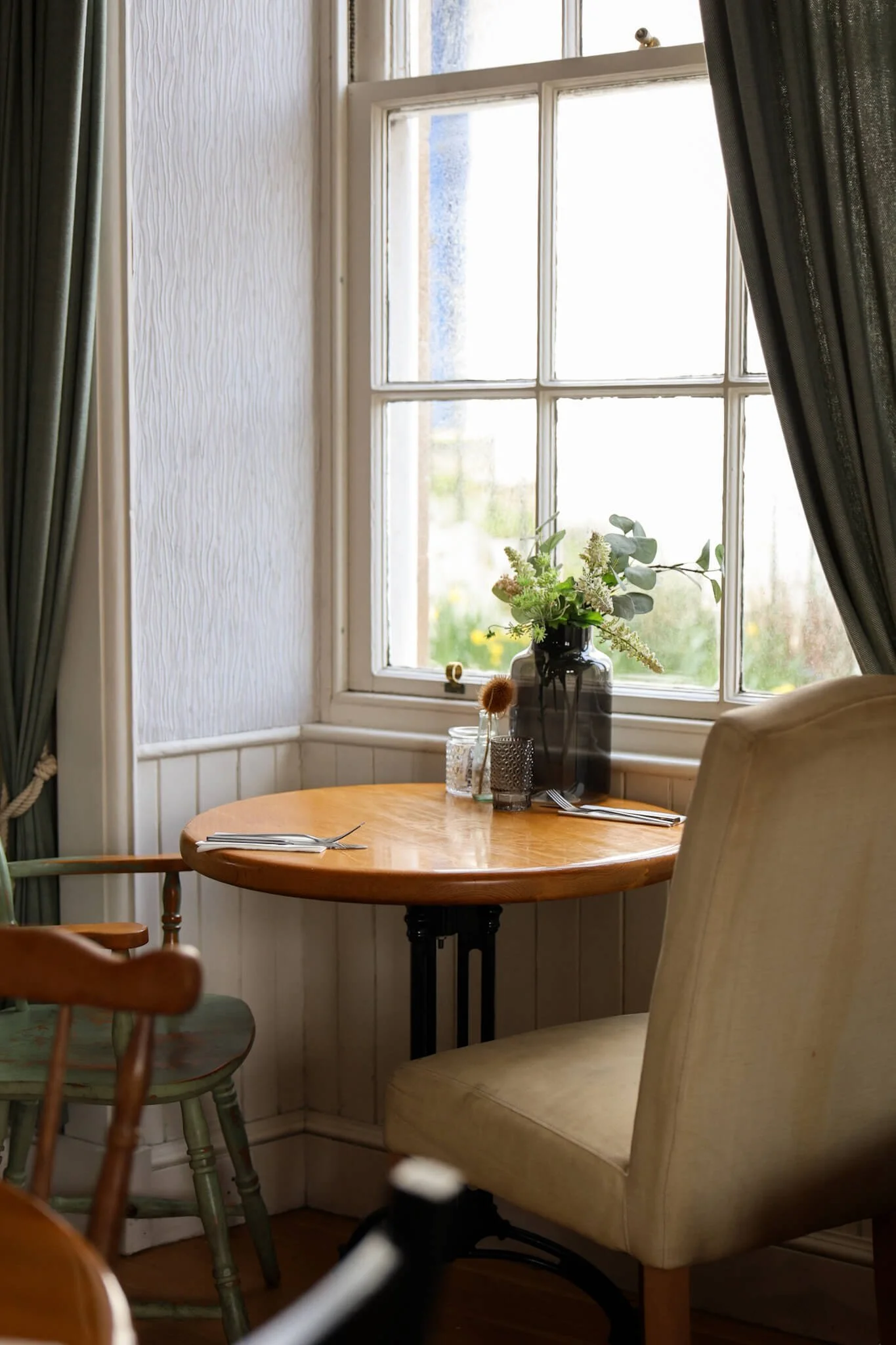 inveraray-restaurants-ocho-interior-scotland.jpg