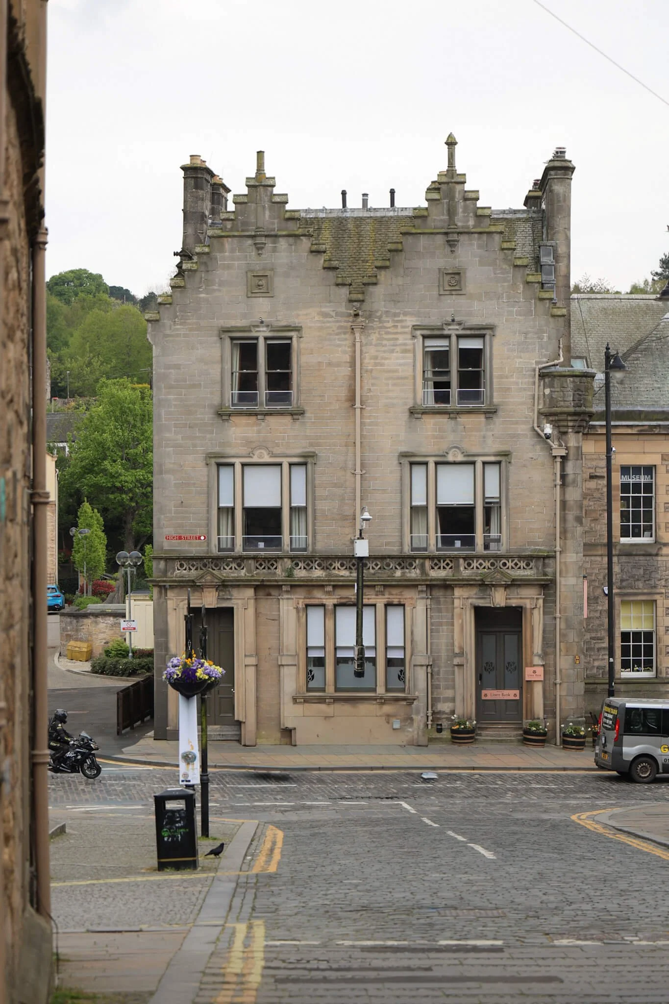 linlithgow-town-centre-scotland.jpg